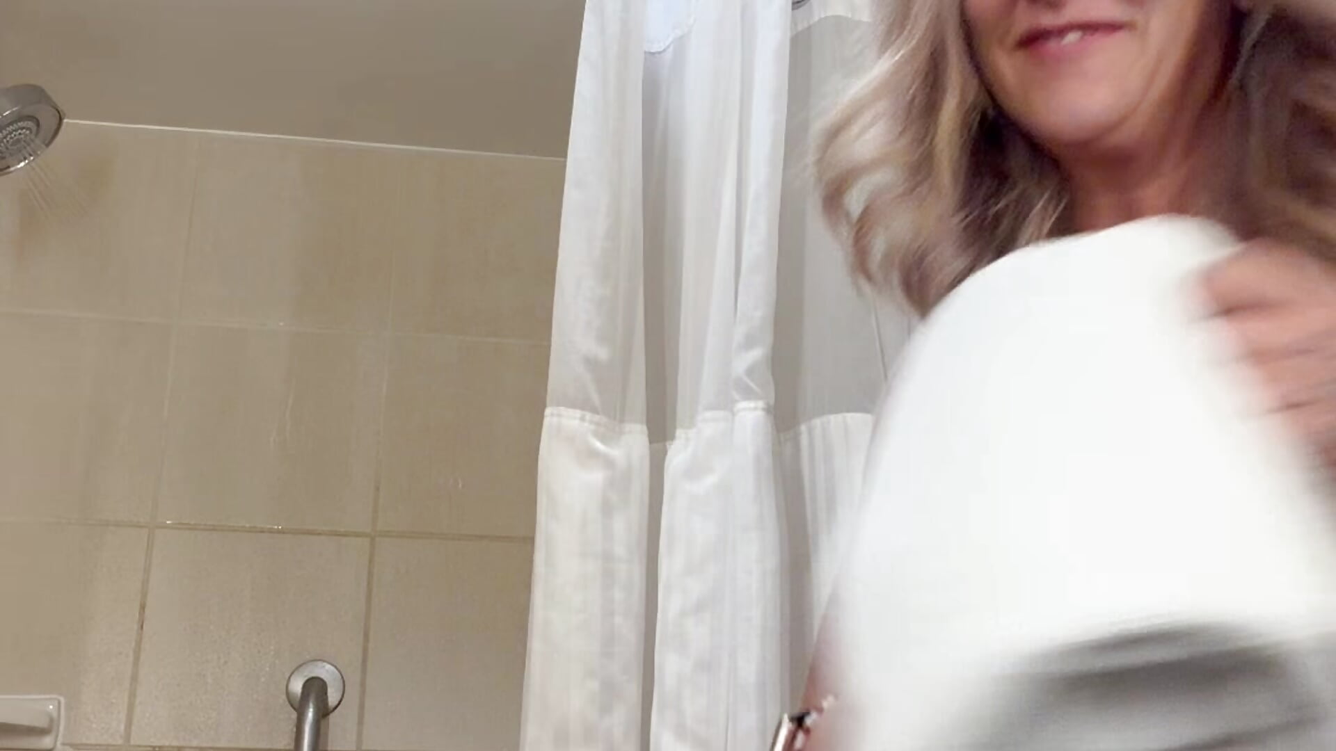 Shhhhh it’s secret shower time - فيديو من lillysworld موديل الكام