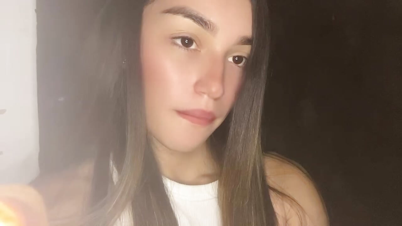 “Don’t just watch… come feel the temptation you won’t be able to resist.” 🔥 - video av alissonvega cam-modell