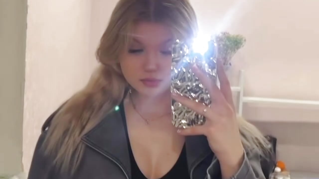 I'm resting after the stream) — filmik SweettAnny, modela(-lki) na kamerkach