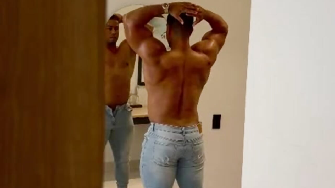 Do you want to spy while I change? – video modela na kameri Trevor_vinc