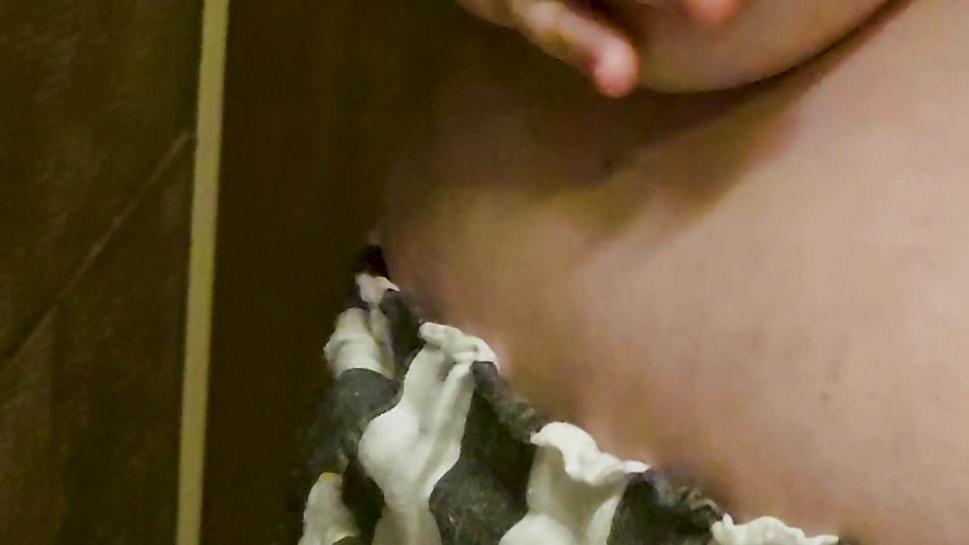 Dyv Lazuli - Out And About Playing With My Tits And Getting Horny - vídeo de la modelo de cam DyvLazuli