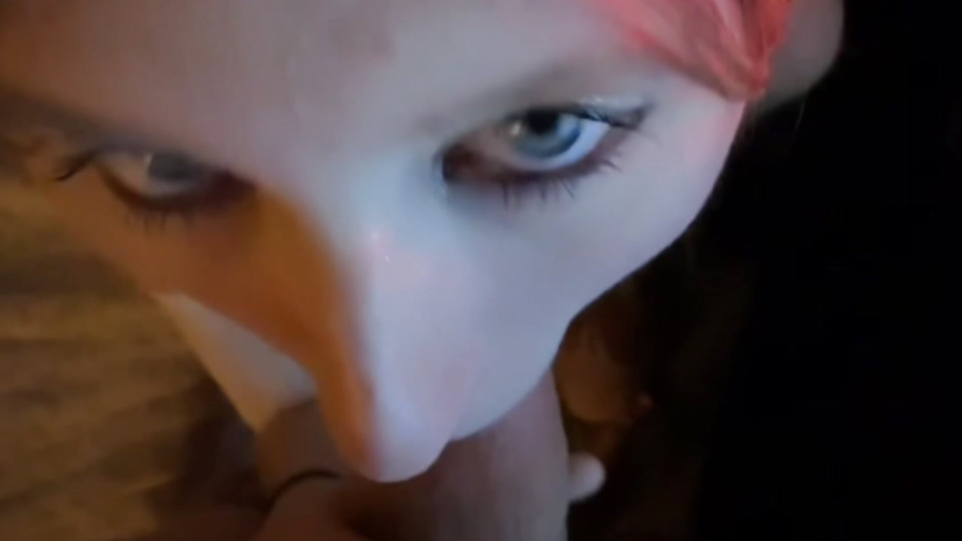 wanna watch me suck his big dick - Video von Mck3nz1e Cam-Model