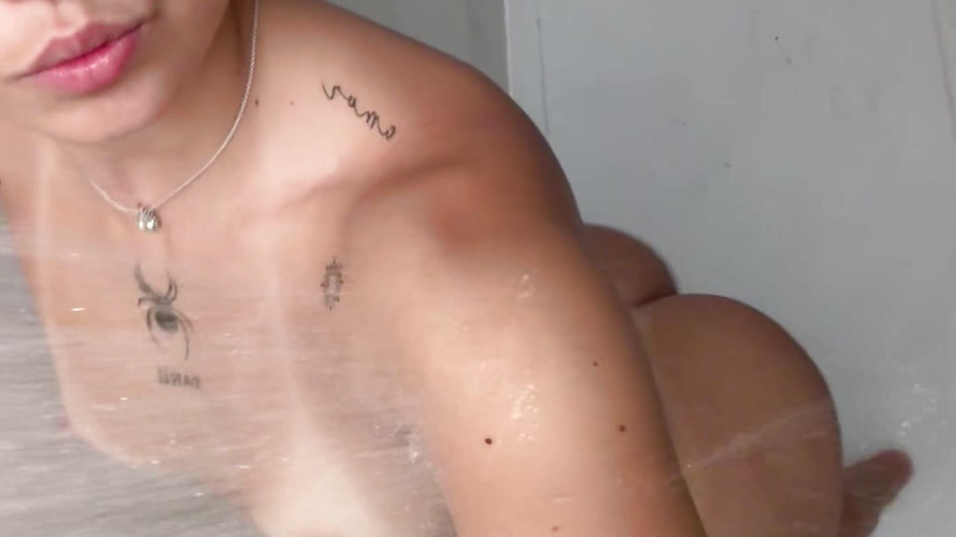 Taking a shower - rossilaari主播的视频
