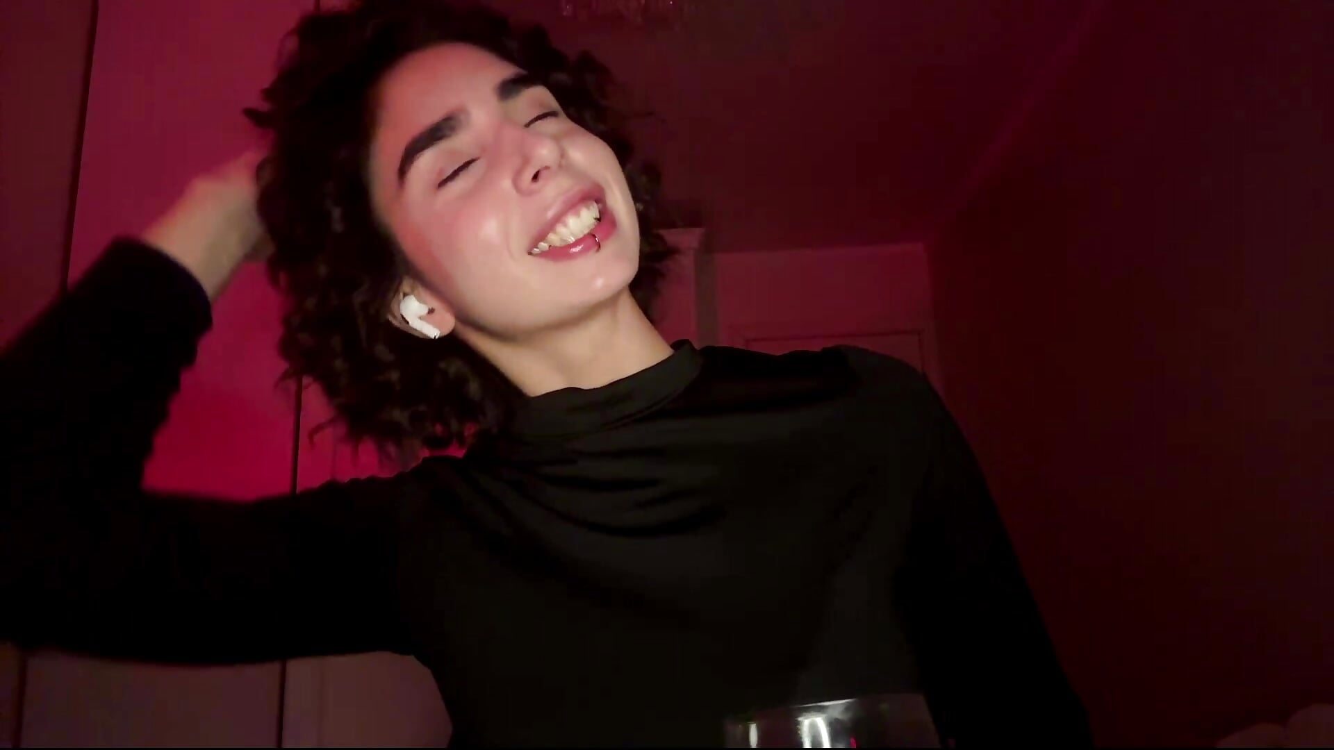 Dance with my cup of vine - відео від вебкаммоделі StephenAbati