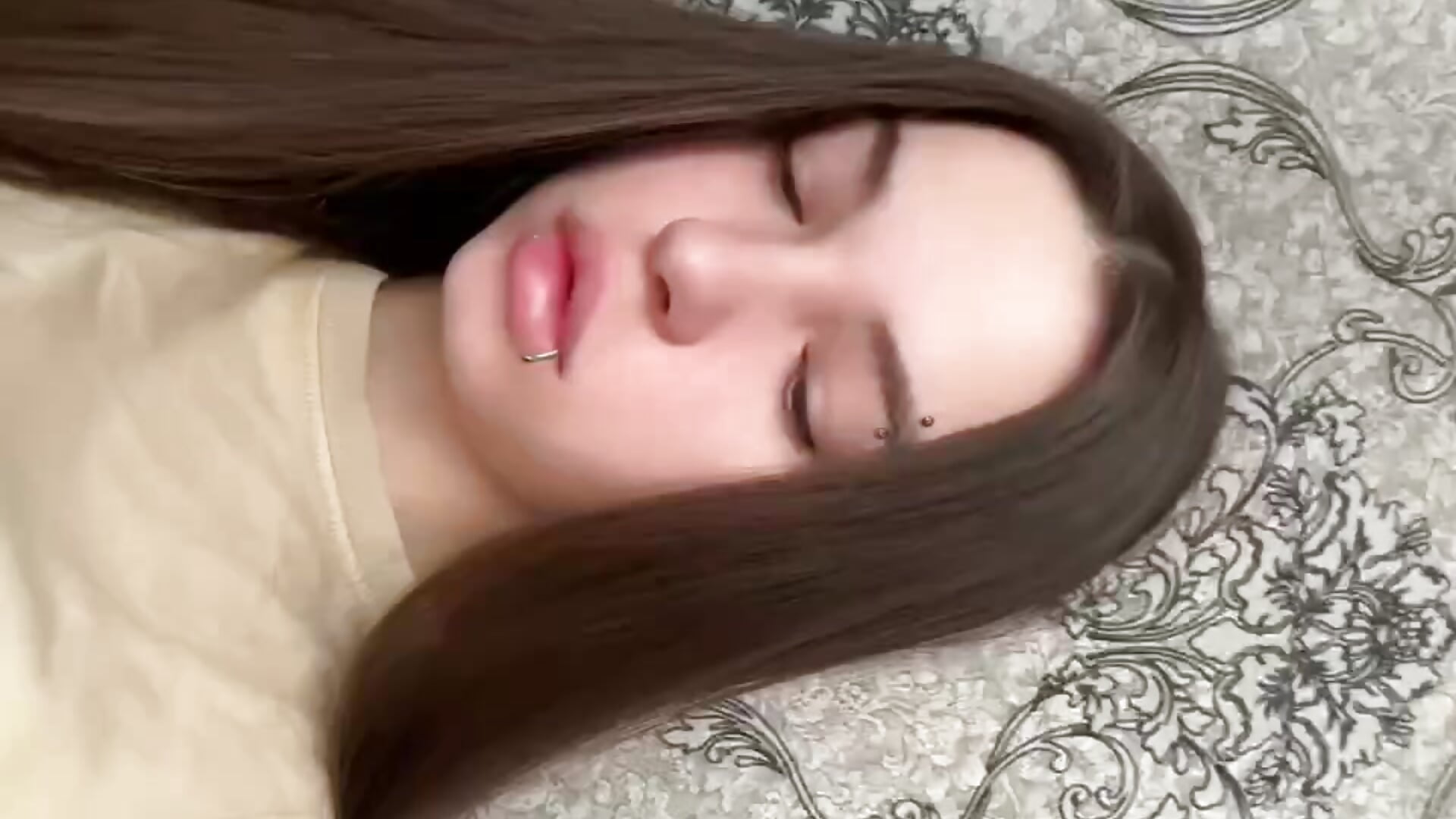 This is my piercing) – video od webkamerové modelky ThedaStrevell