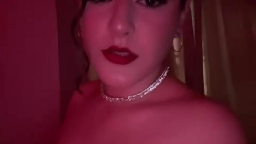 How does red look on me? 💋 - vídeo de la modelo de cam Amber_rosse_outdoors