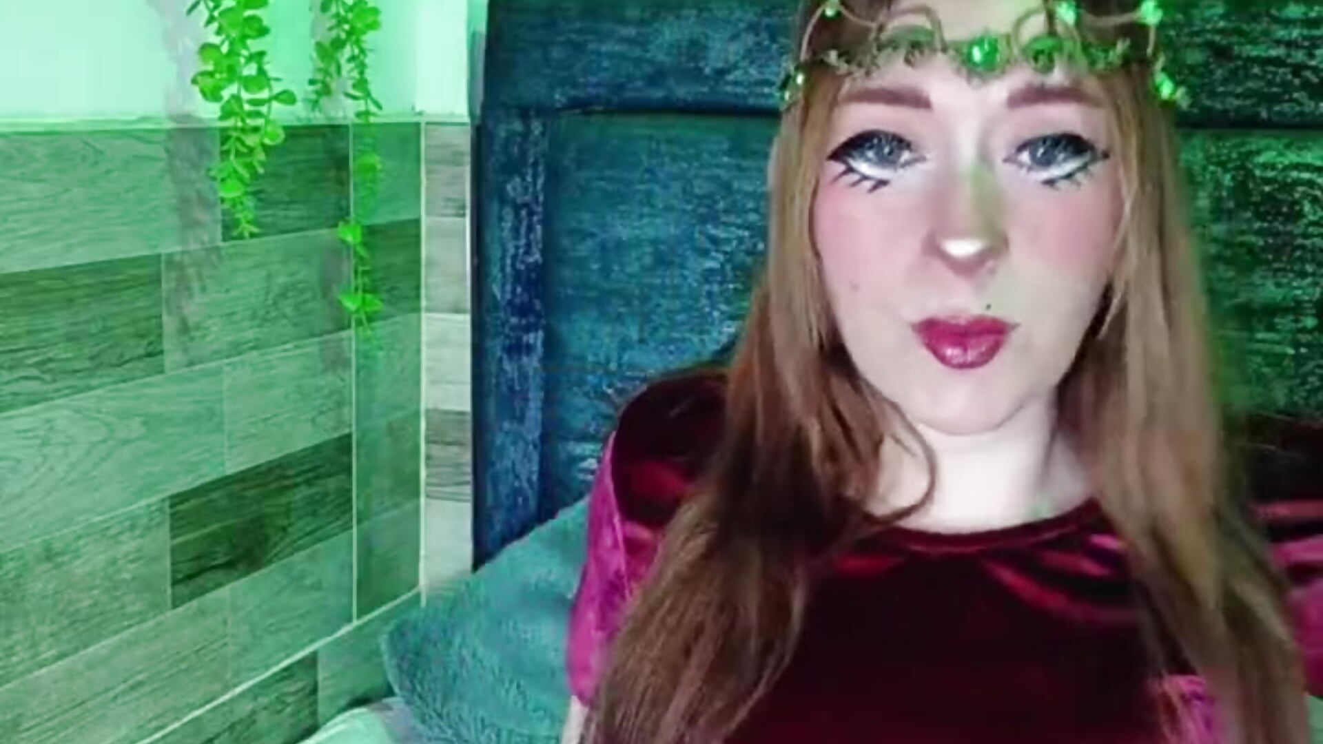 Golden Crown & Velvet Dress - video Amber_prada kameramallilta