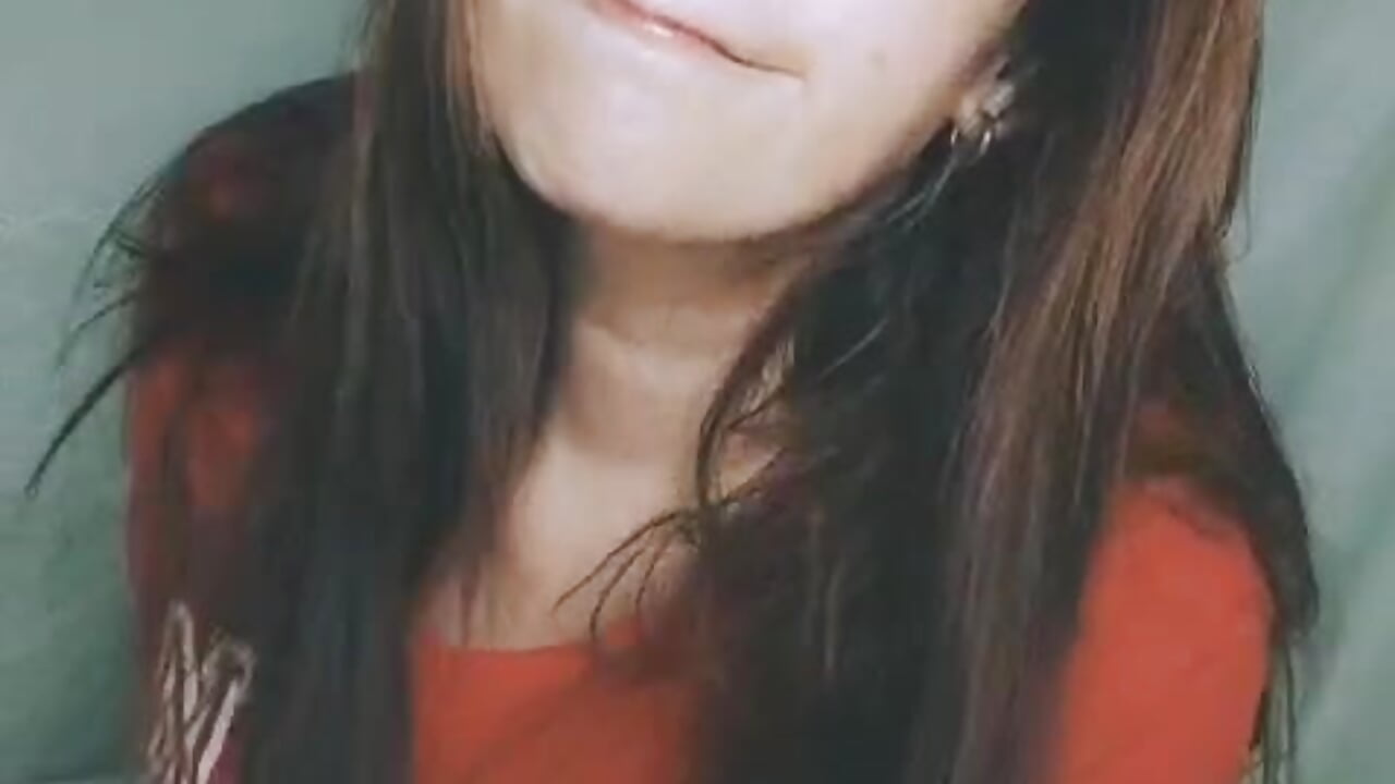 "Look at me... ready to make you throb in this tiny red top 😈 Come play with your naughty girl? 💦" - vídeo de la modelo de cam Amber_prada