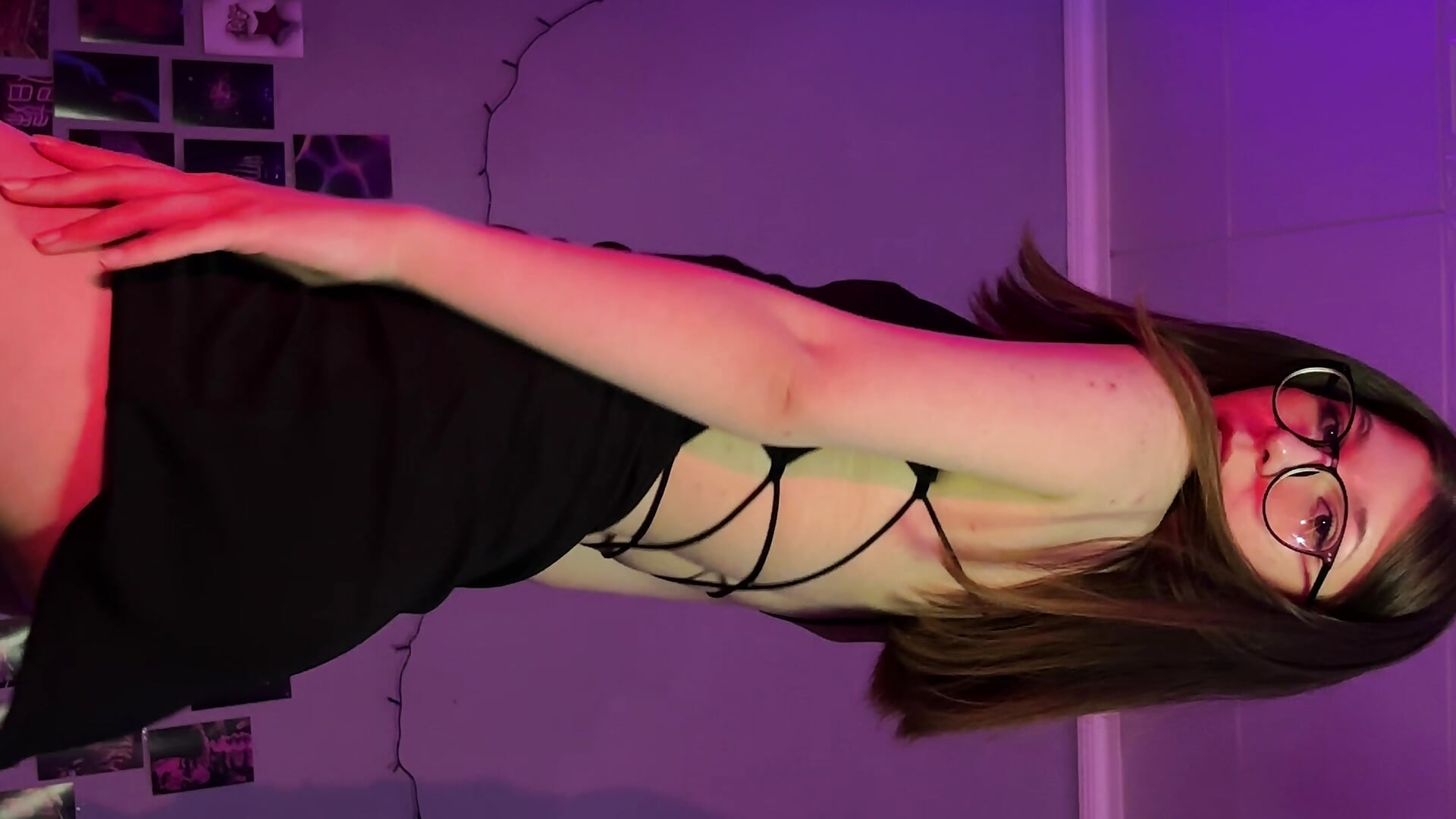 Striping to naked🔞 – video modela na kameri MoonRavelle