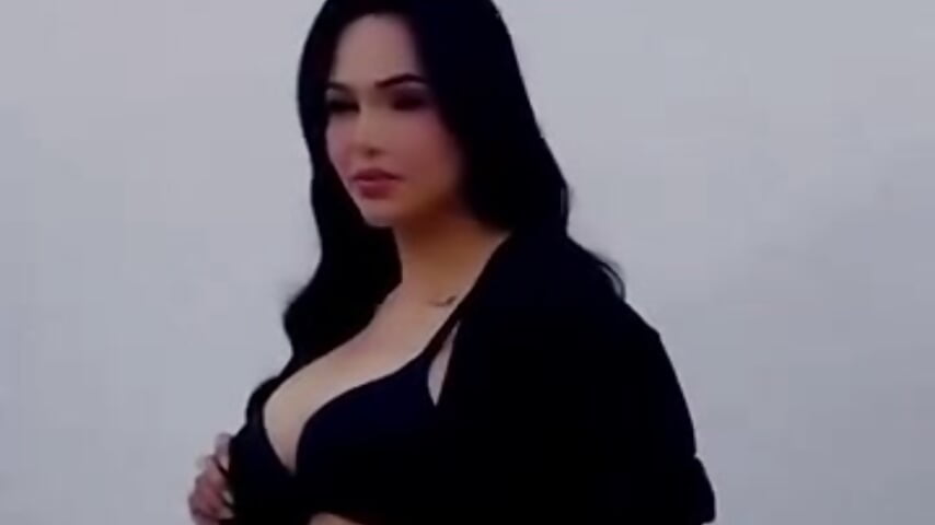 Shoots video - video oleh model kamera monicaconde