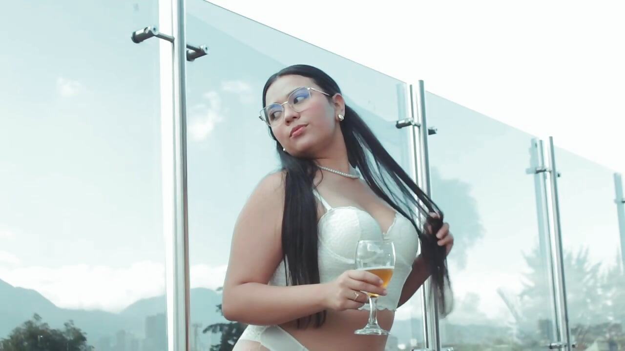 a sunny morning and a glass of champagne - video by rudyhlowes cam model