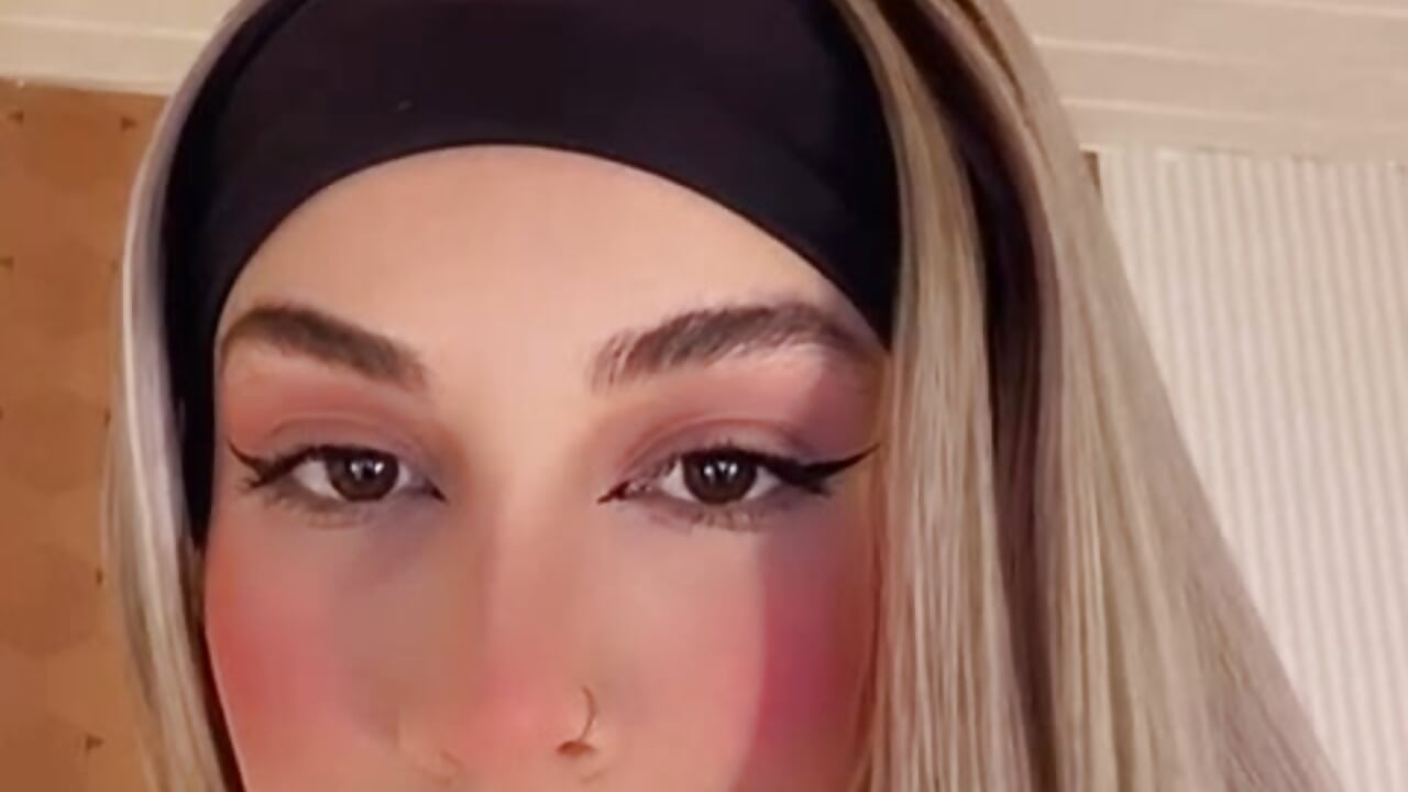 kisses - video by Alanaa_Sofia cam model