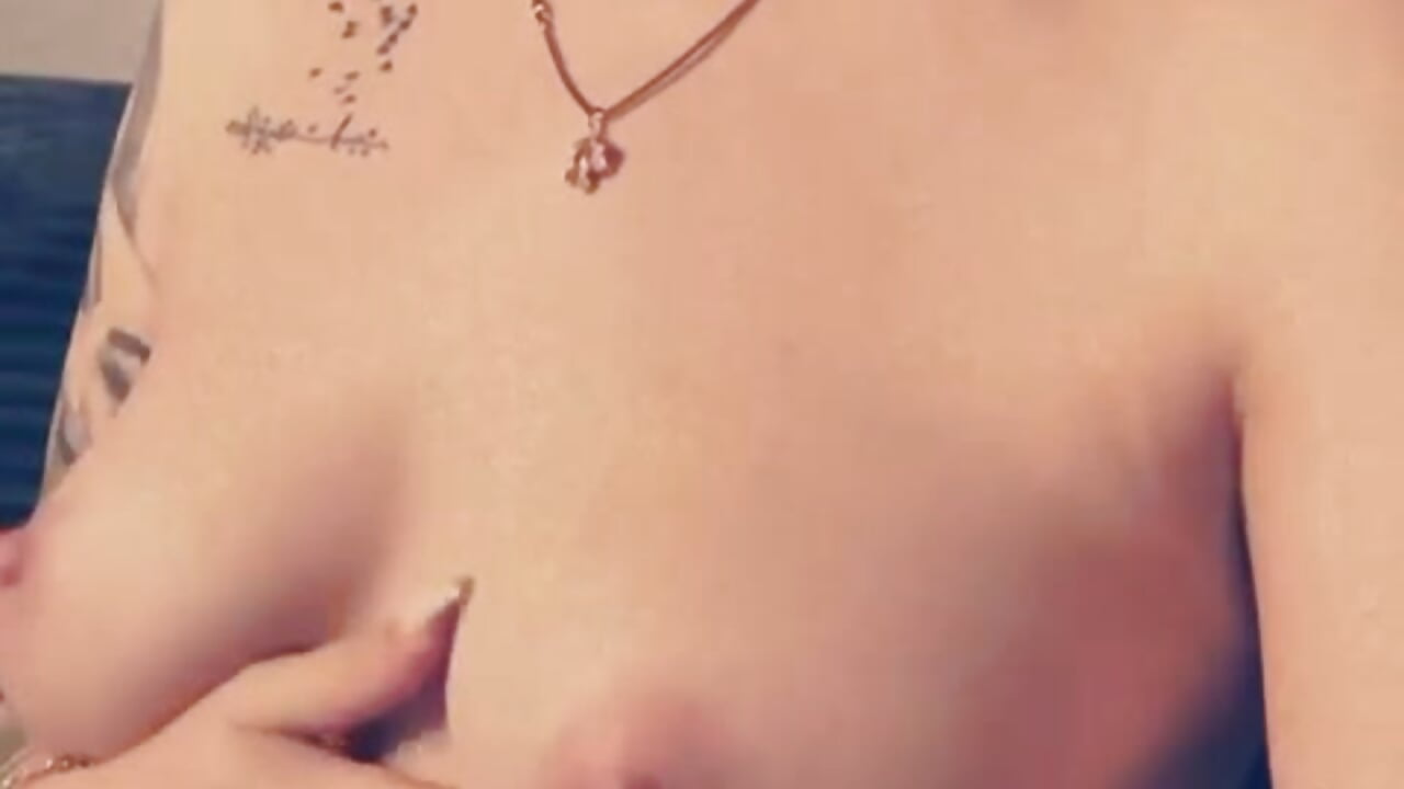 Flashing pussy and tits:* - video av Ema_Reese cam-modell