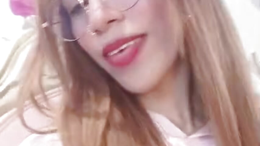 creating content - video oleh model kamera ValerieWoodsl