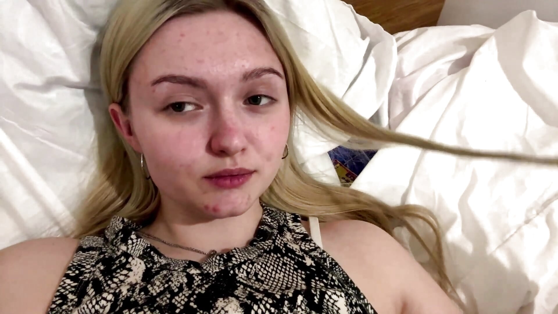 I'm lying there waiting for someone to hug me – video od webkamerové modelky Sophia_Blonde