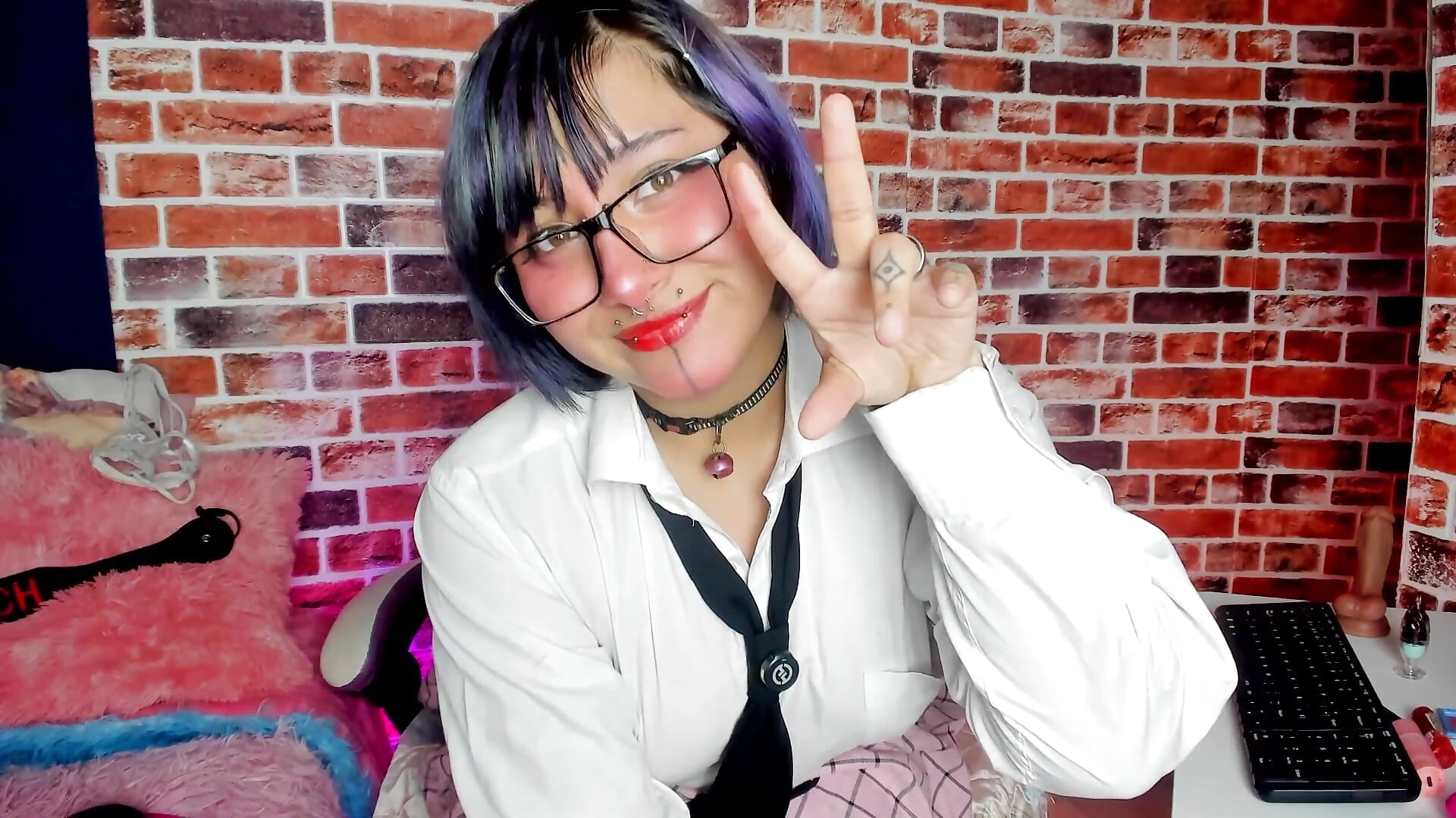 my piercings in face UwU - video by fresa_Wafflera cam model