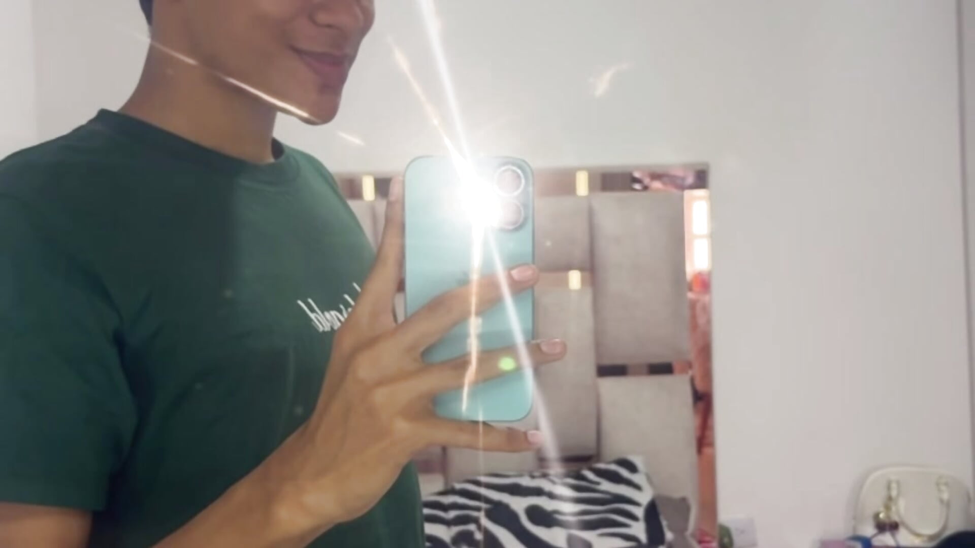 1327DE75-531B-47DE-98CF-086338E8C68B – video od webkamerové modelky io_skay