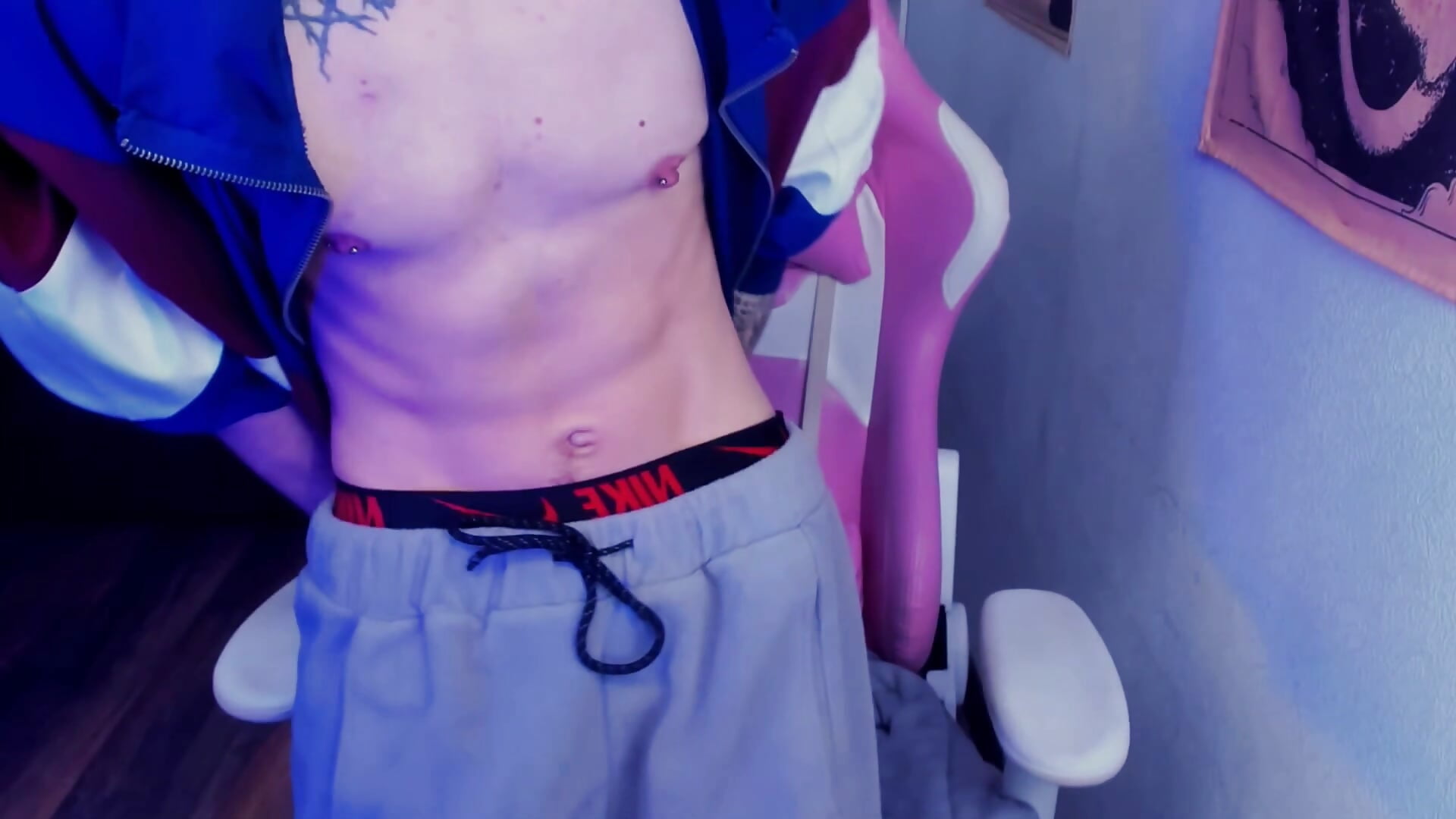 Piercing - video van Thomas_Norton cam-model