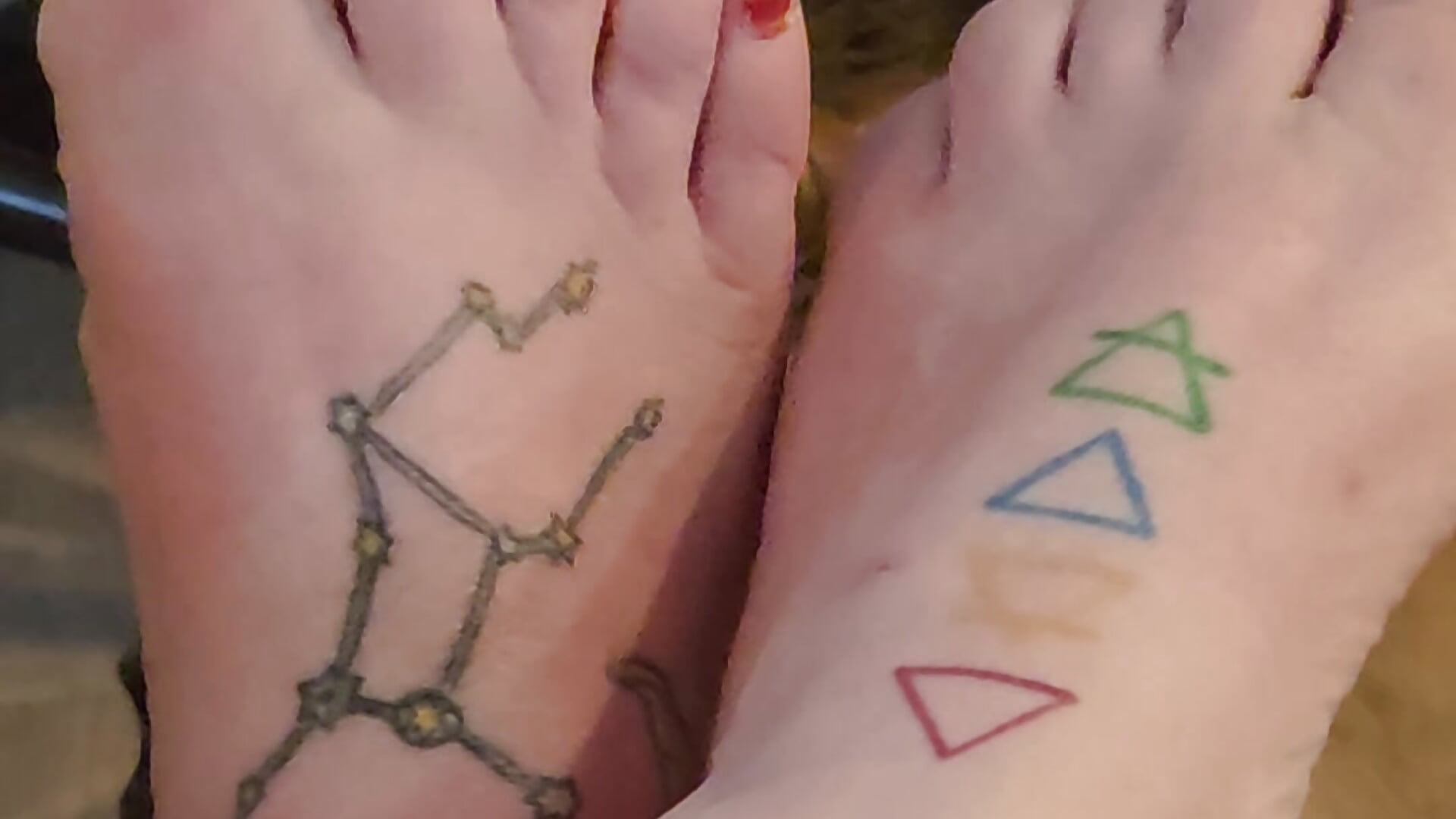 My feet! For all you foot lovers! 😘 - video by Queenemerald cam model