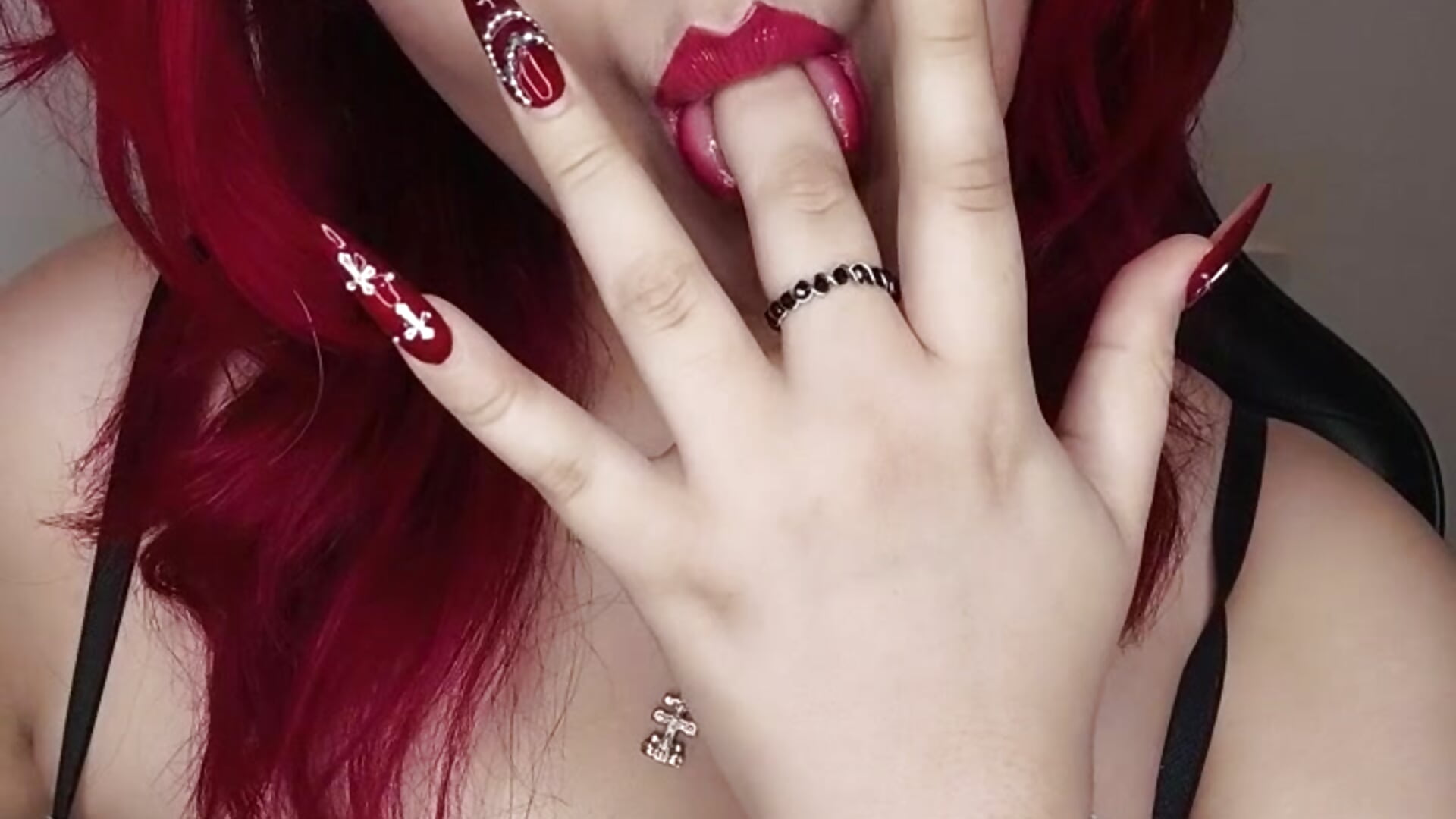 suck fingers + hot face  👅 - video by RosalieVittoria cam model
