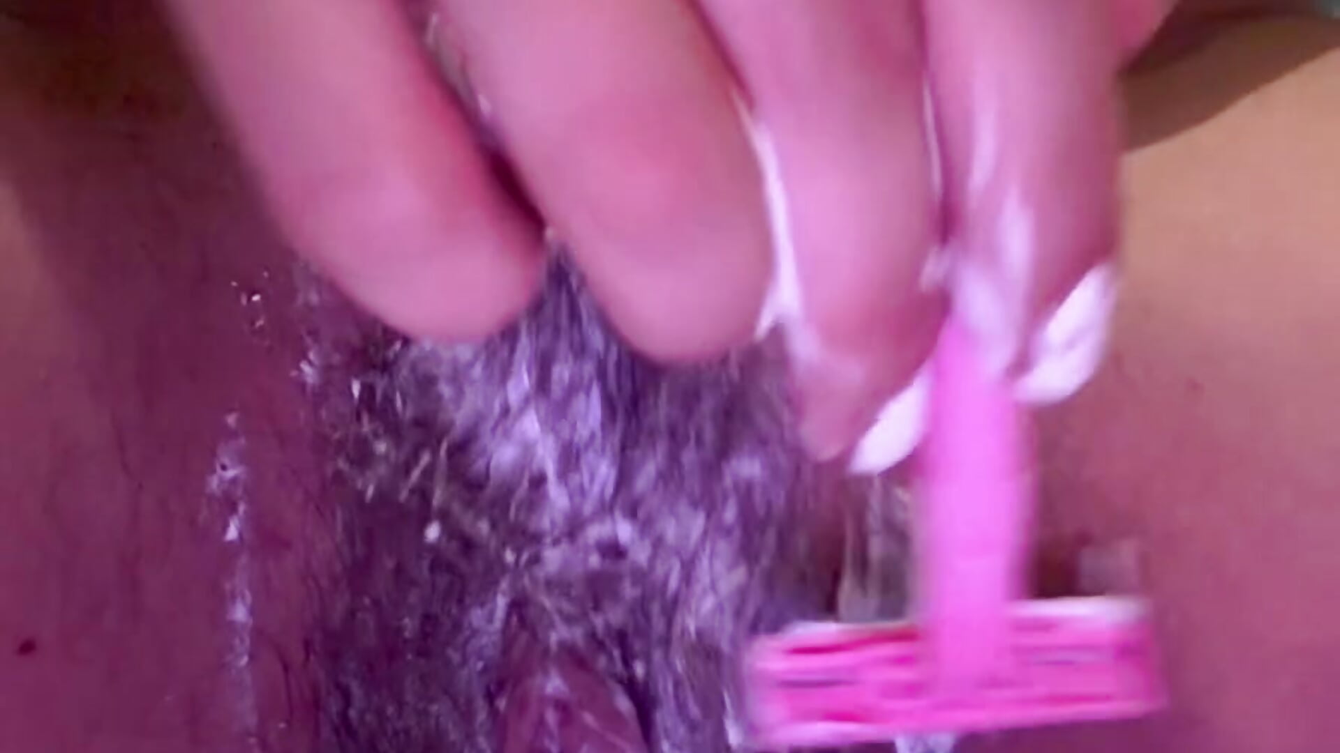 Mentre mi depilo figa pelosa, peli che rimangono attaccati alla pelle, schiuma da barba.. – video af SexyF3t cam-model