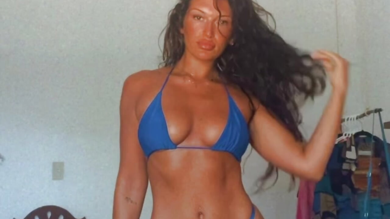 Tanned 😍 - video by kimberlysnow11 cam model