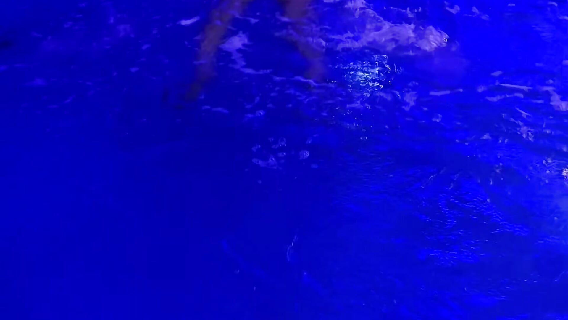 I am a bad swimmer 🙈 – video modela na kameri WhereisAlice