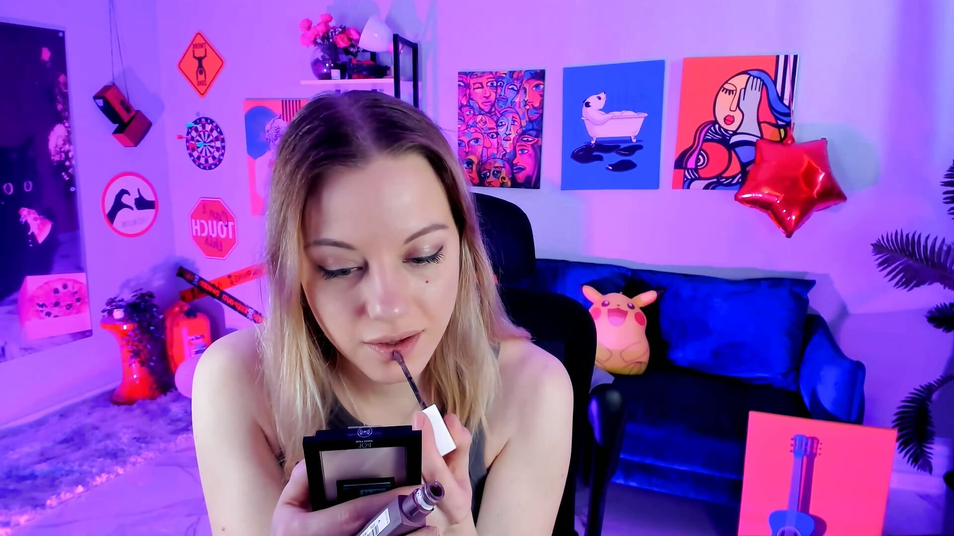 do u like my lips? - video av VireliaMoonfall cam-modell