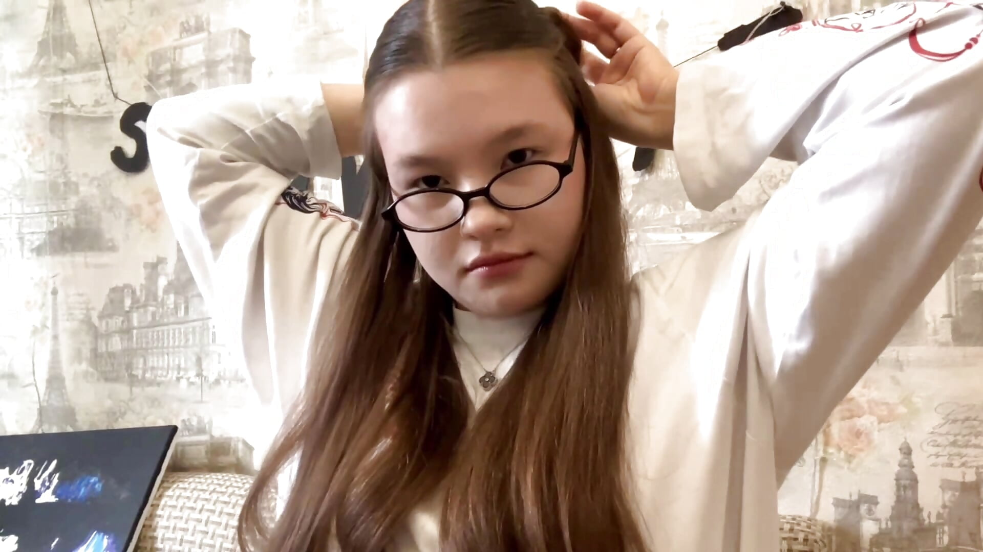 Forbidden Fruit Always Tastes The Most Sweet - video av LeonidaVoter cam model