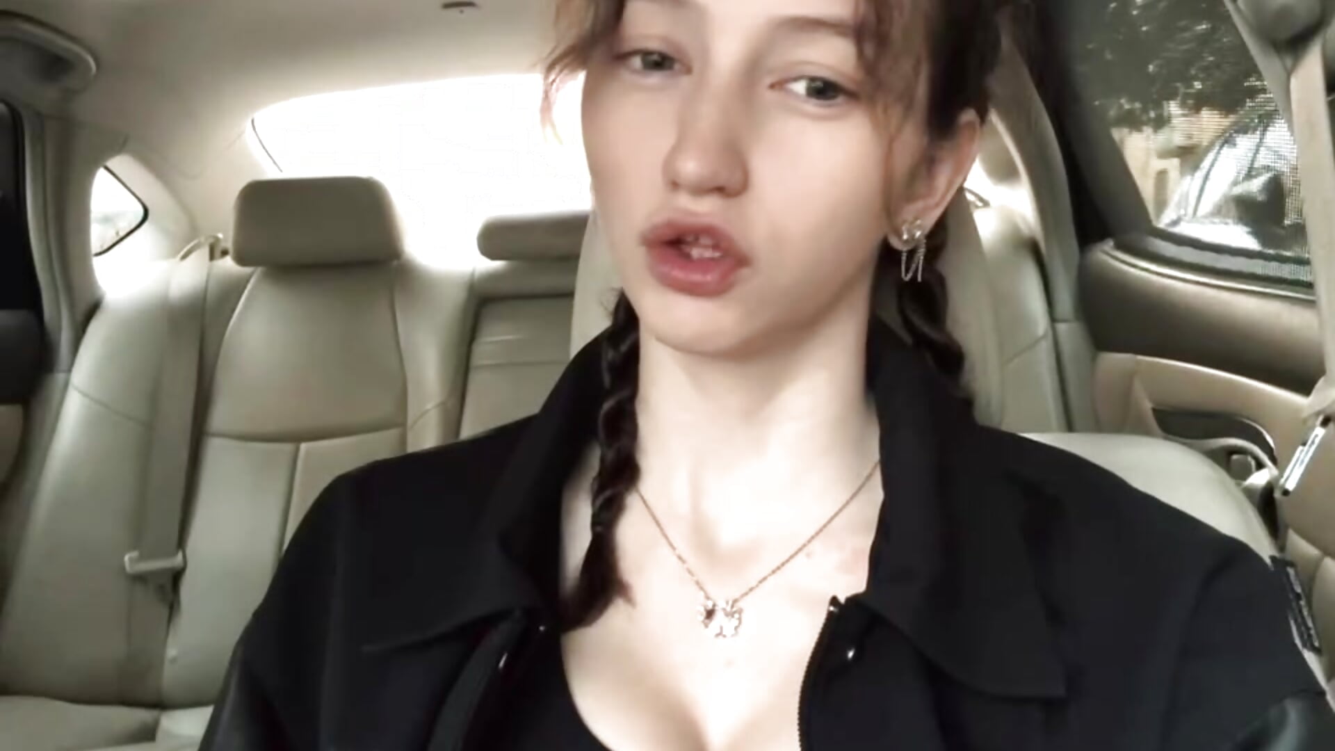 Lipsing 1 - video van Aliceborderland cam-model