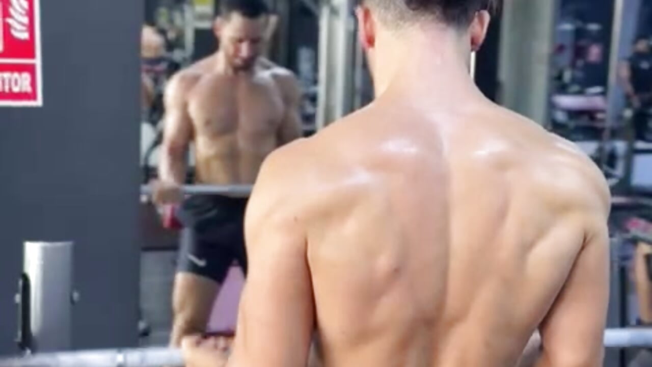 WhatsApp Video 2026-03-30 at 2,40,45 PM – video modela na kameri Quinterom