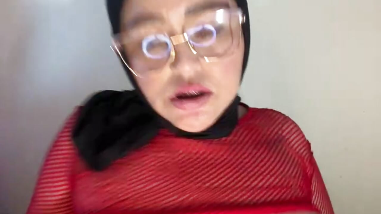 playing with my fingers and lots of saliva👅 - video của người mẫu cam Zahra_Malik