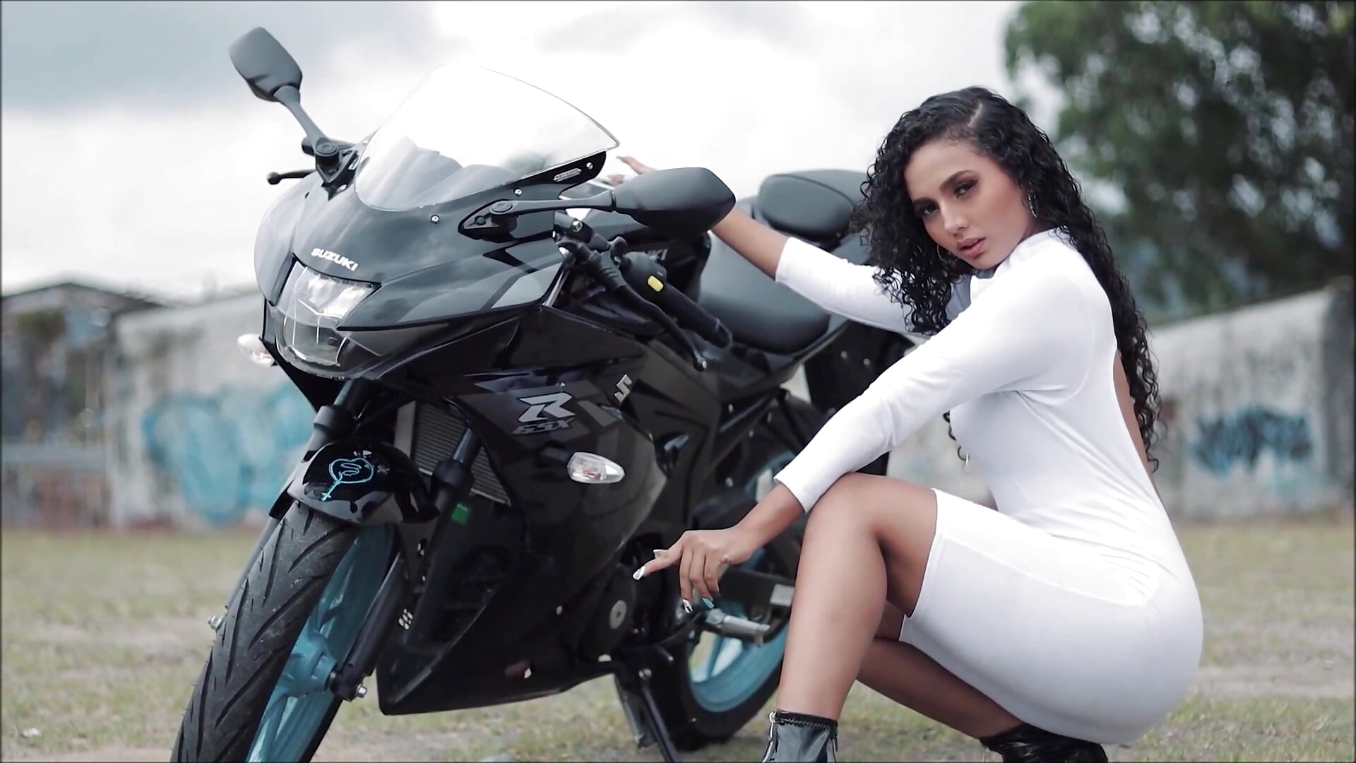Will you get on my motorcycle?🏍️ - vídeo de la modelo de cam VeraBellucci