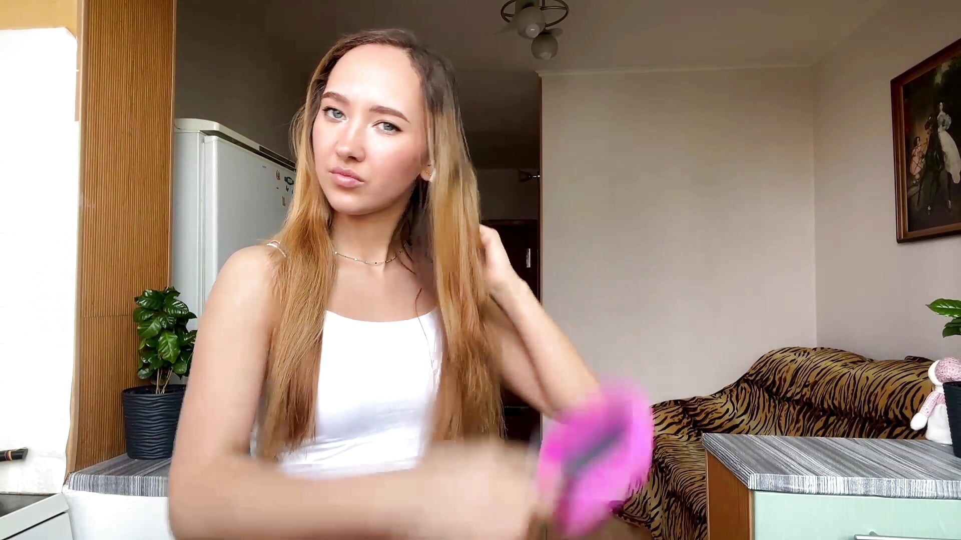 brushing my beautiful hairs - video by Liesenaniles cam model