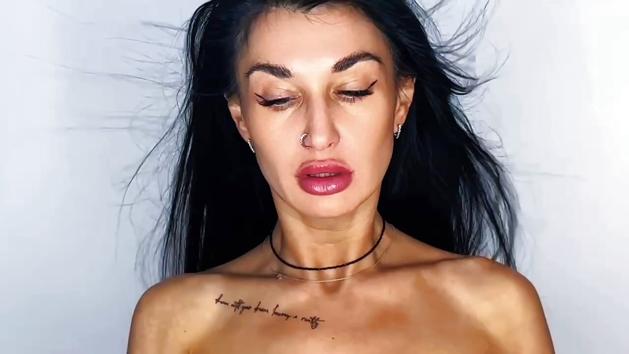Help me put on makeup – video modela na kameri AriannaCruise