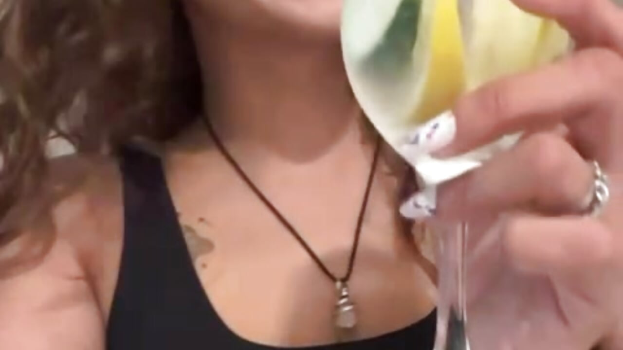 A little drink and a smile - 視頻由 Stefgolden 主播提供