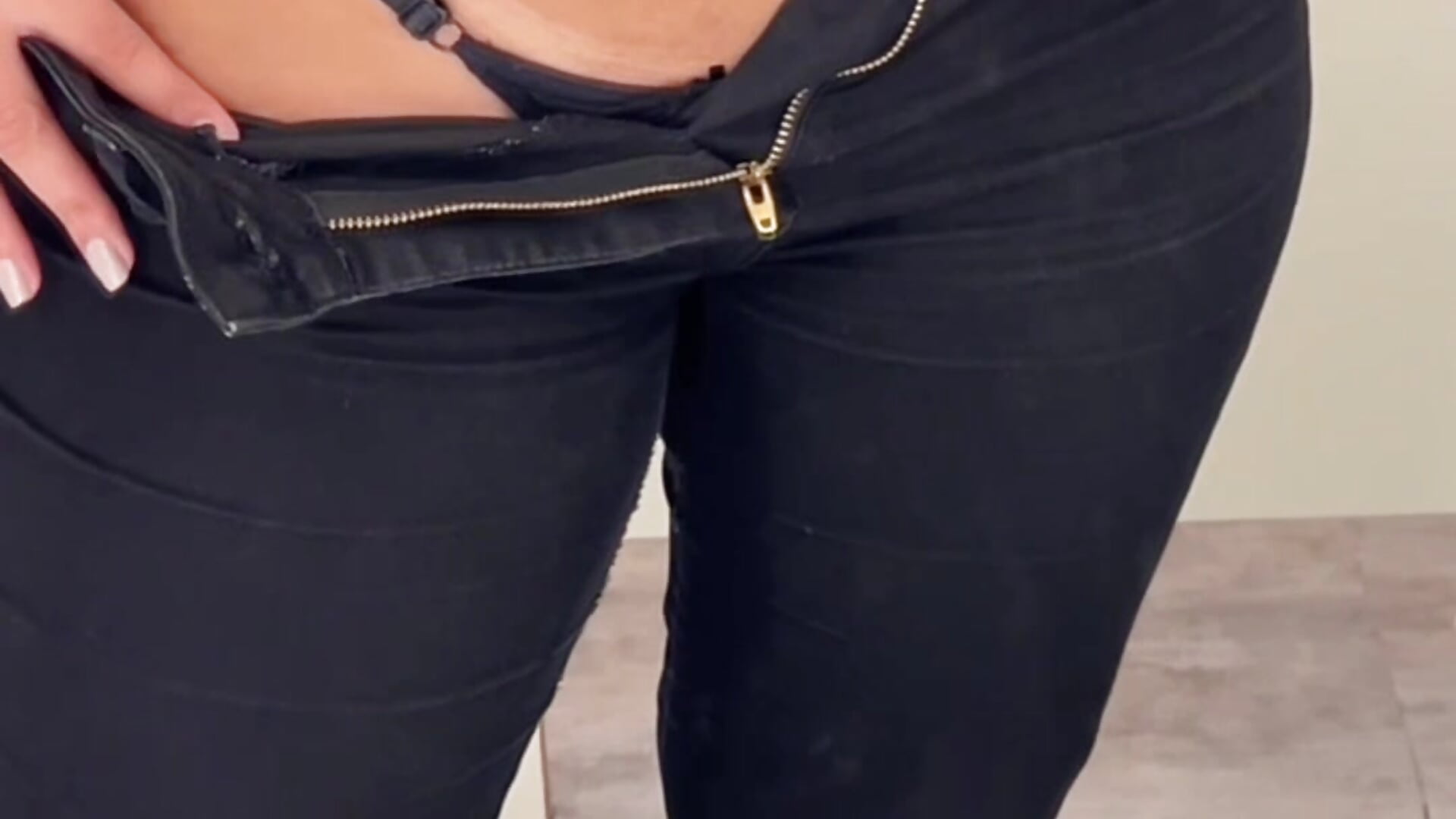 Masturbação em provador da loja - video Kiraking_ kameramallilta