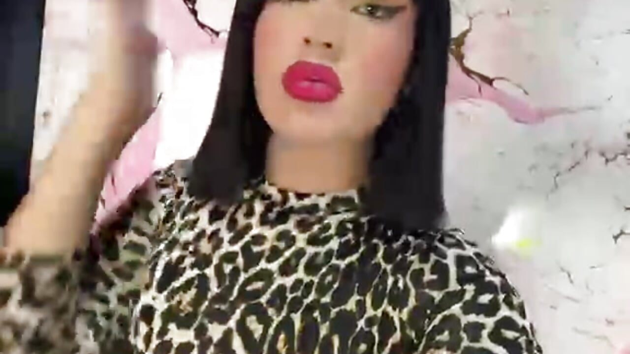 LET'S PLAY A LITTLE LITTLE - فيديو من GlossyBratz موديل الكام