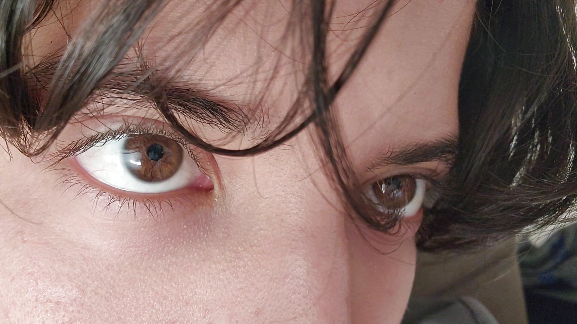 1000113201 - Vídeo de VAZAK, modelo de vídeos