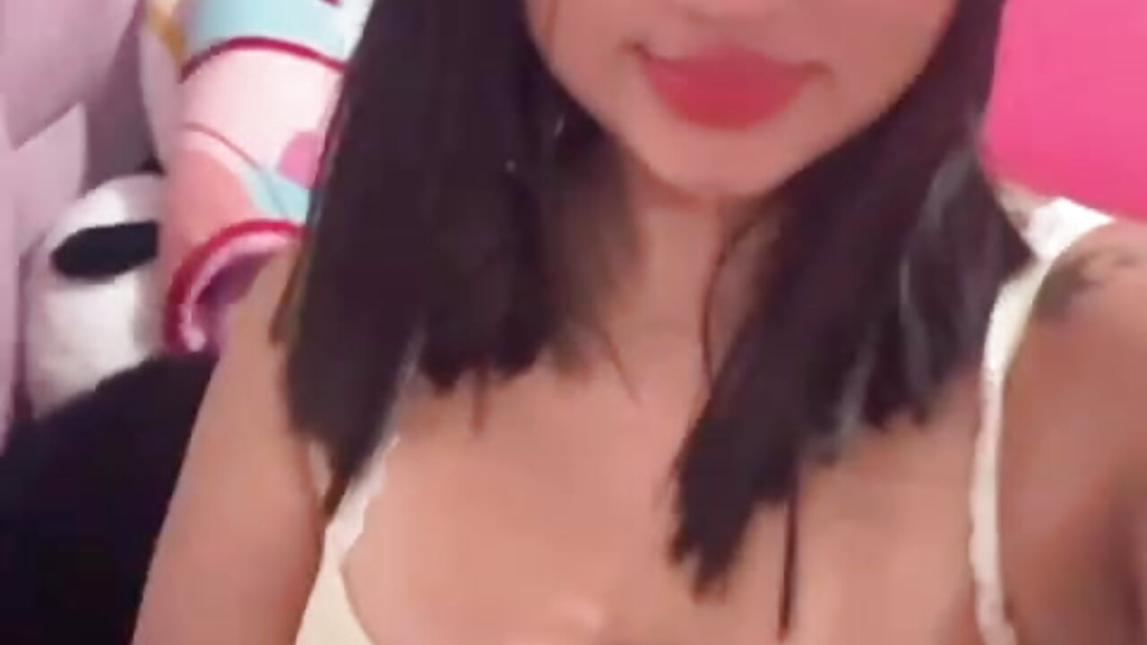 Hey! Its Emi 💛🌻 - فيديو من Emily_Jonhson_ موديل الكام