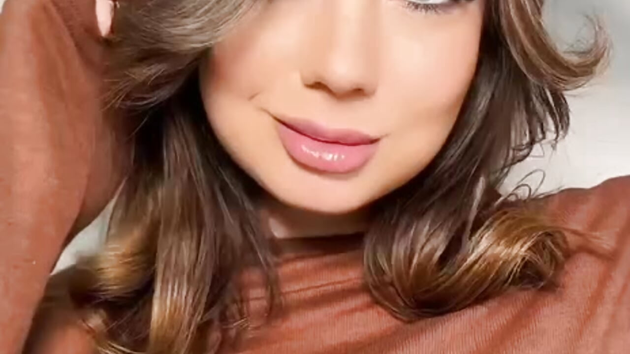 Don’t forget to follow me – video od webkamerové modelky AriaPureTemptation