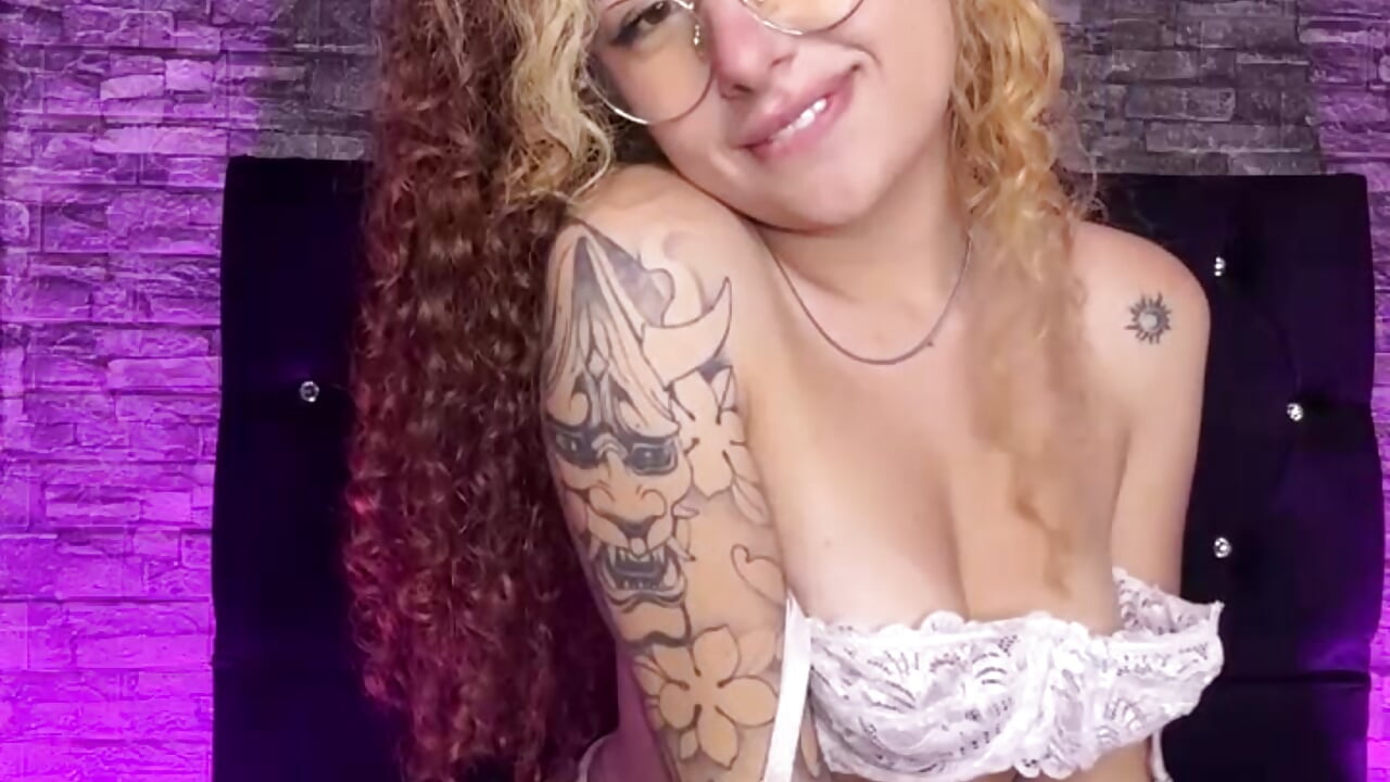 Undressing and touching myself for you😳 – video af Amber-fire cam-model