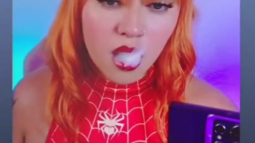 Would you like to receive the smoke from mouth to mouth? - video van Alison-07 cam-model