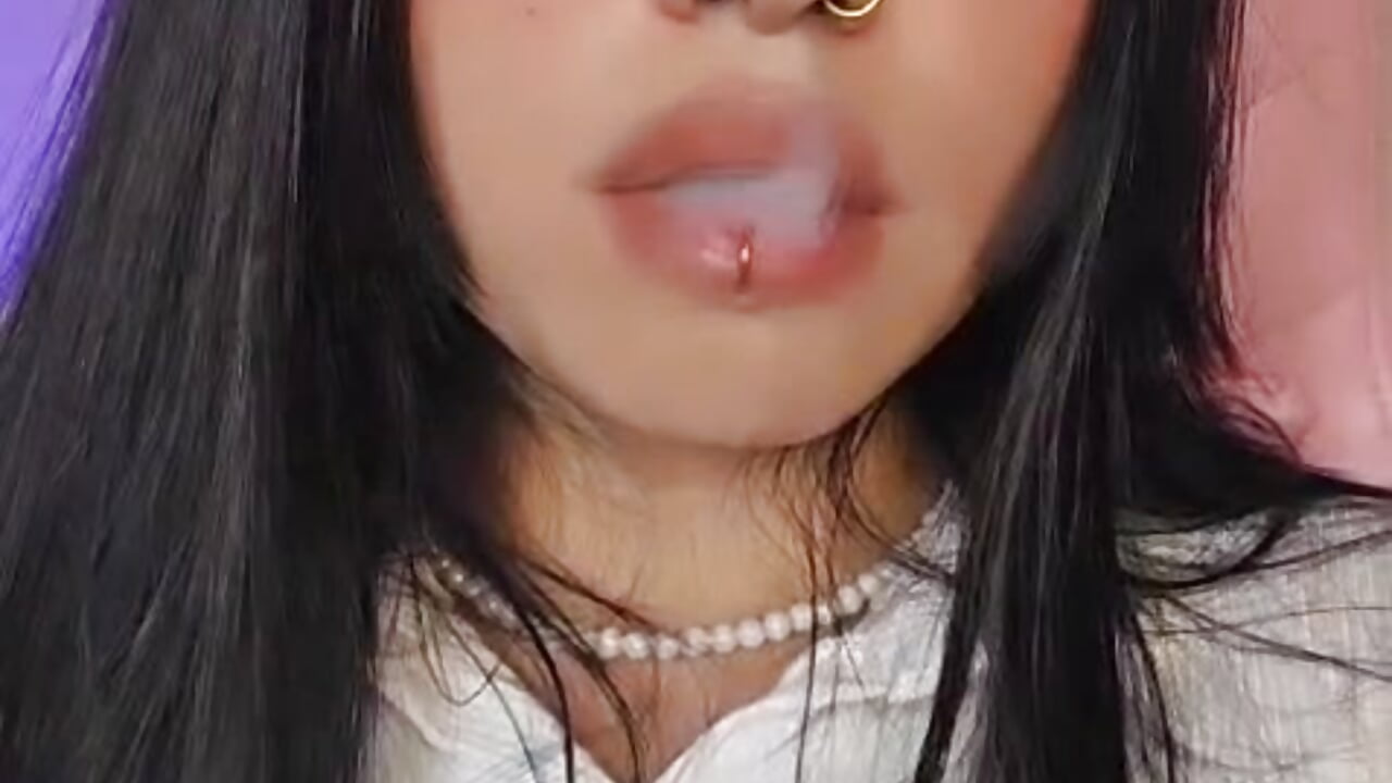 Do you like me to smoke? - video van Alison-07 cam-model