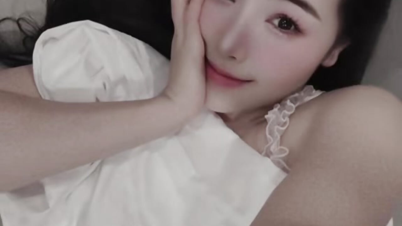 v1c044g50000d9nnba7og65neivsp8f0 - video by chimi9 cam model