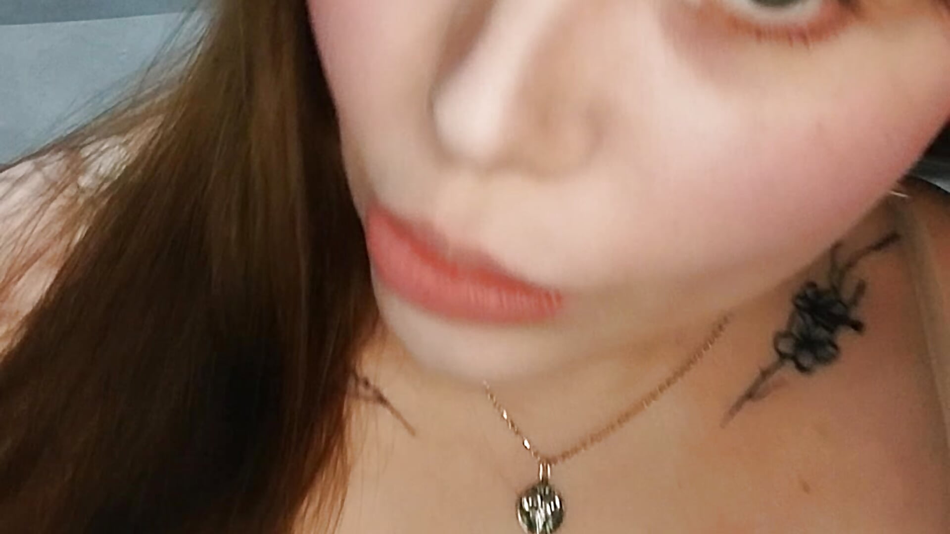 putting a makeup on:) - video của người mẫu cam Sophie_Lips