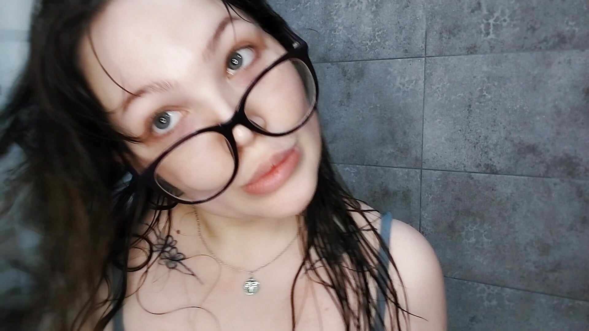drying my hair - video của người mẫu cam Sophie_Lips
