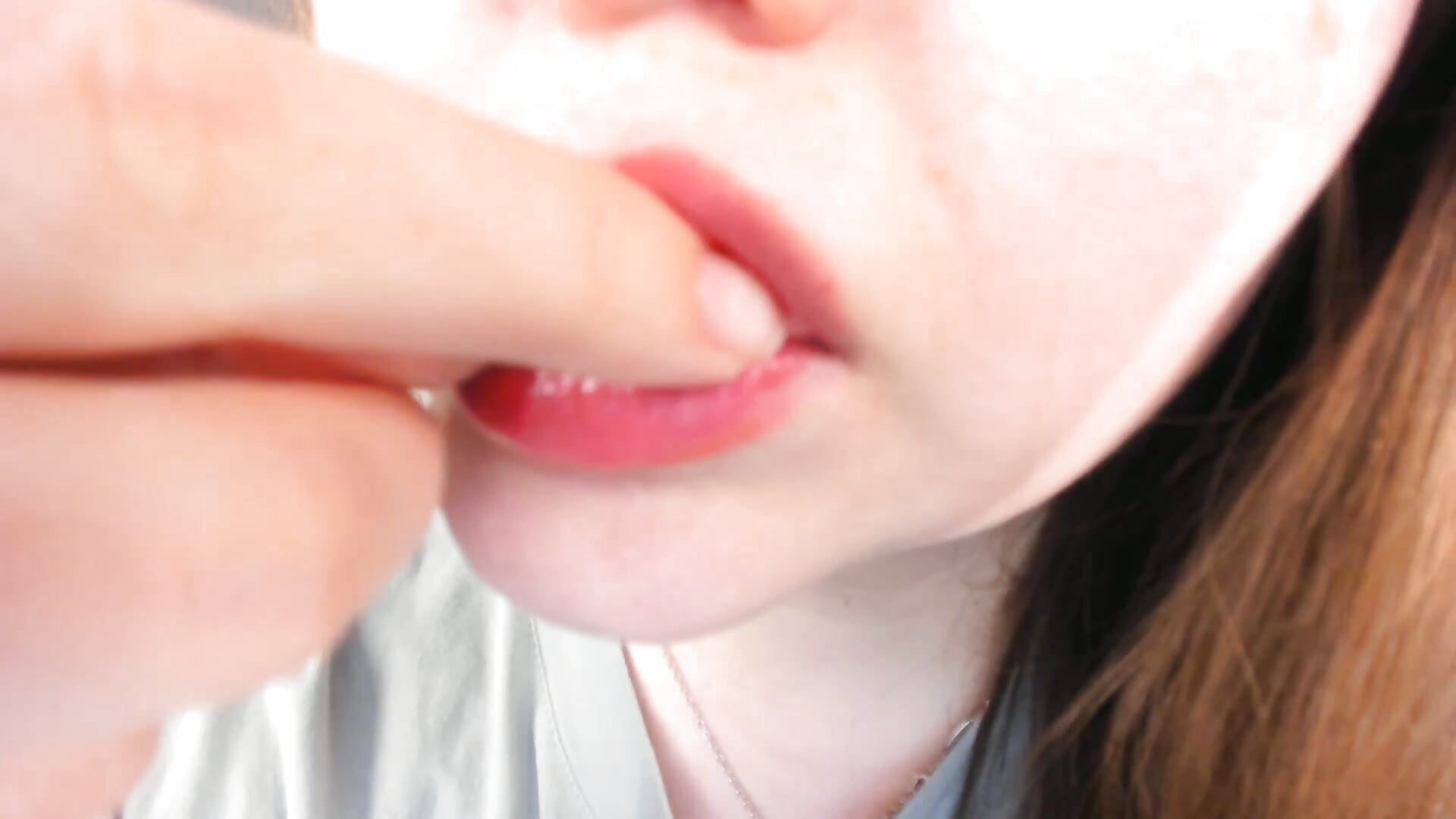 Close up lips kiss - video của người mẫu cam Sophie_Lips
