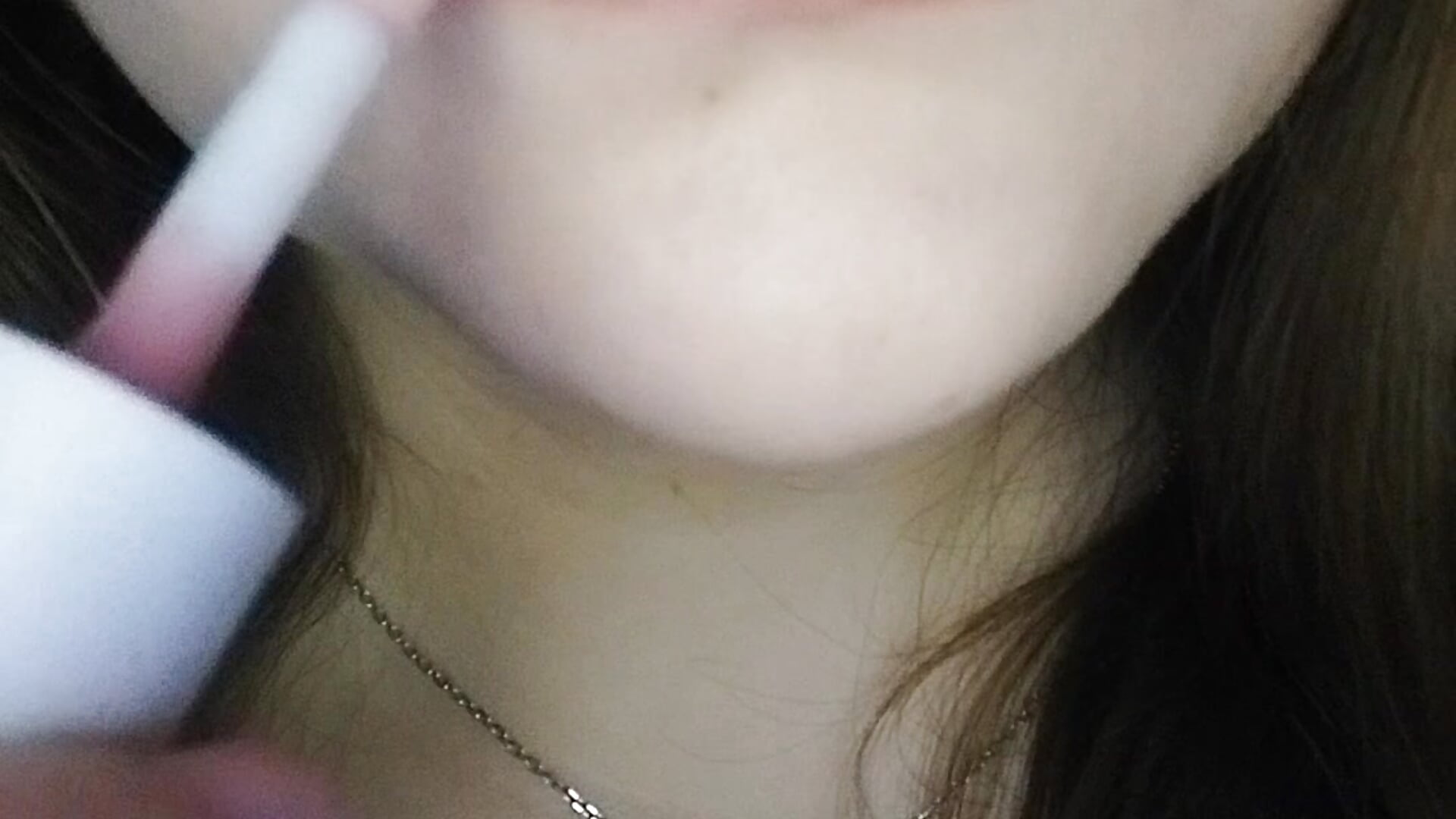 putting lip gloss on - video của người mẫu cam Sophie_Lips