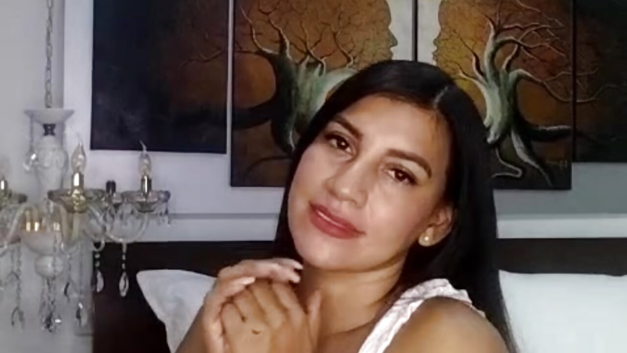 Kiss 🫦Welcome - video by VannaCrown cam model